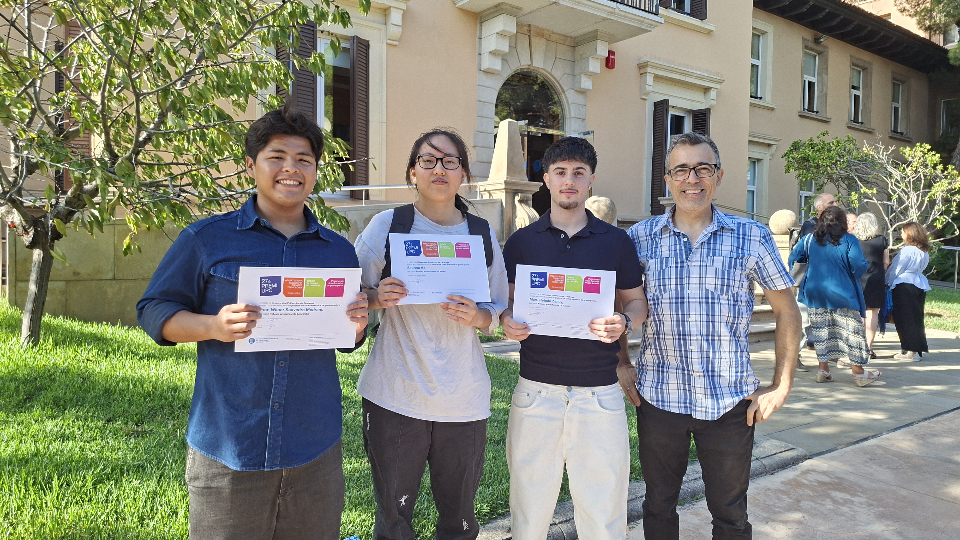 Els 3 alumnes guardonats amb el professor tutor