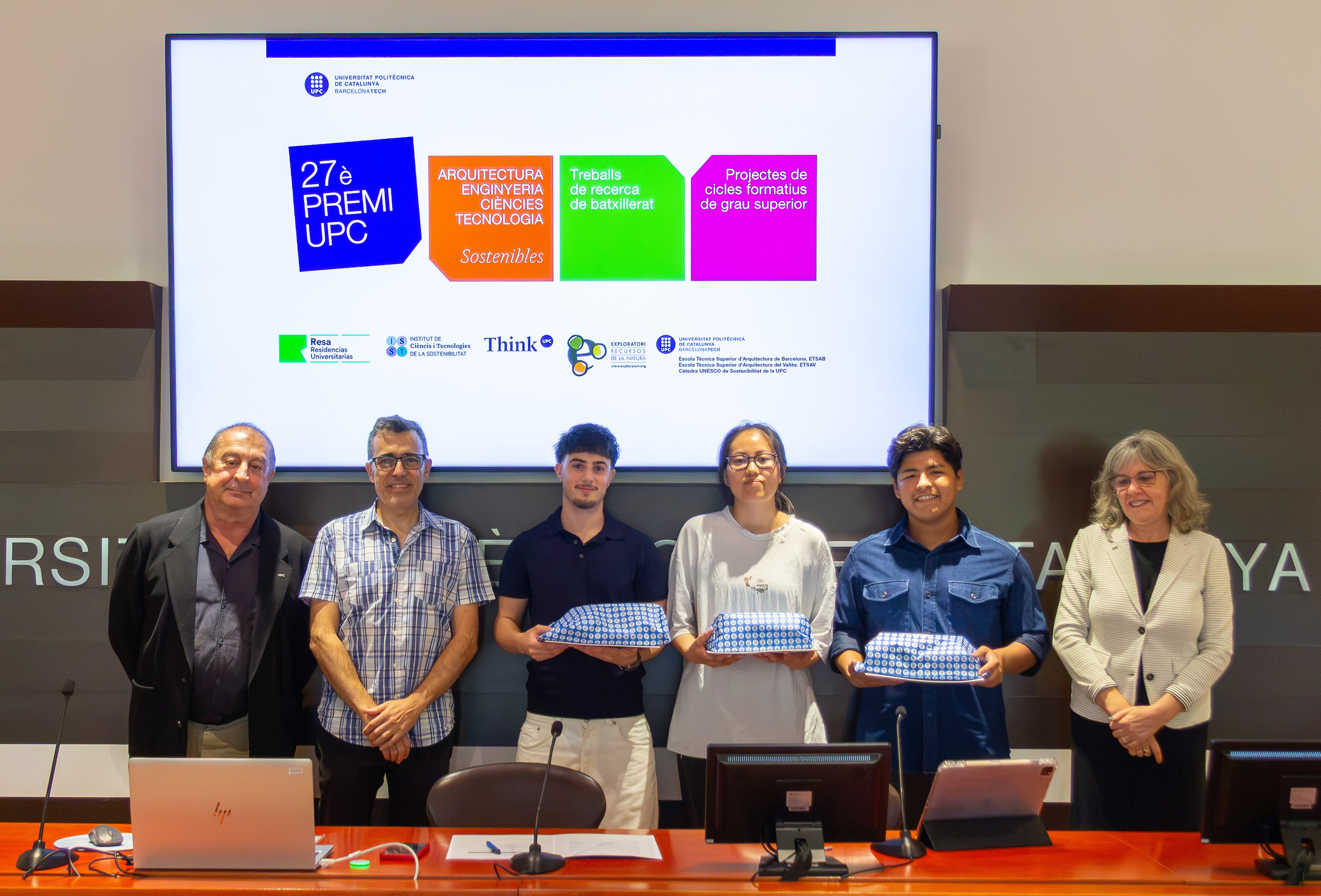 Els 3 alumnes guardonats amb els diplomes del 27猫 Premi UPC